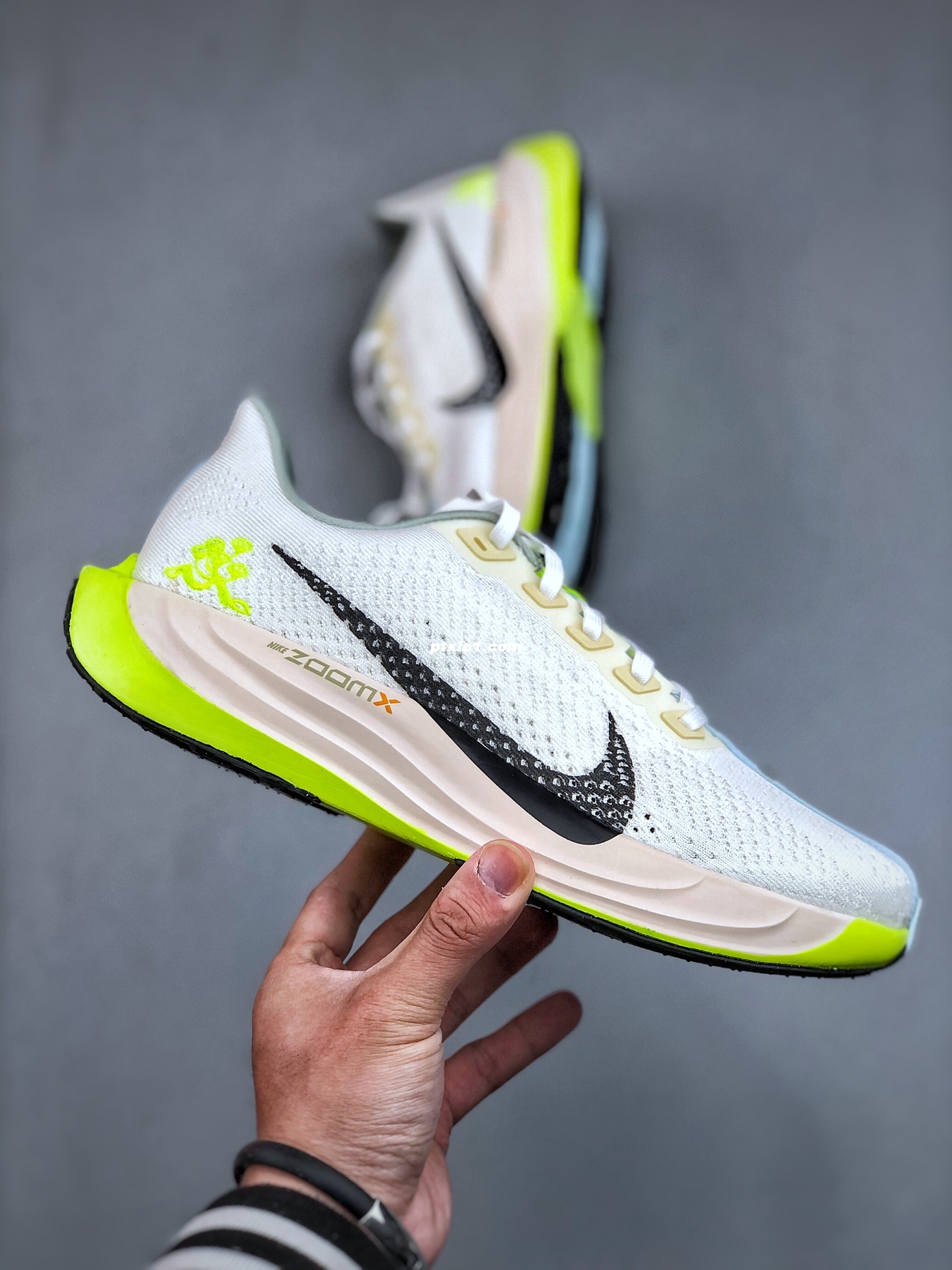 支持放店E  Nk Air Zoom Pegasus 35 飞马系列透气缓震运动跑鞋 #全新一代拥有 Zoom Air 一如既往的稳定感和流畅感 鞋面采用工程网眼设计 为特定高热区域营造出色透气性 进一步增加鞋面的穿孔数量 让足部能够快速散热 中足搭配 Flywire 飞线 在高速运动时营造舒适稳定的贴合感 内置Zoon气垫加持 动力十足！货号：HQ3451-101 尺码：36 36.5 37.5 38 38.5 39 40 40.5 41 42 42.5 43 44 44.5 45