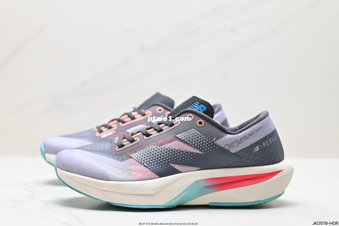 公司级✅New Balance FuelCell SuperComp Elite v4 运动舒适耐磨 低帮休闲跑步鞋 新款的ELITE V4，在鞋面和鞋底都做了升级。鞋面采用了工程网眼，增加了透气性并且鞋面支撑也比上一代有了提升。 中底脚感软弹兼备，内里搭配带加强筋的碳板 鞋中底厚度大概5厘米左右，增高效果是非常明显的，中底方面有一块全掌，让你跑步的时候推进力更强。 外观大大的NB Logo霸气又好看，立体感的中底有着强大的压迫感 货号:MFCXPK4 尺码:36 37 37.5 38 38.5 39.5
