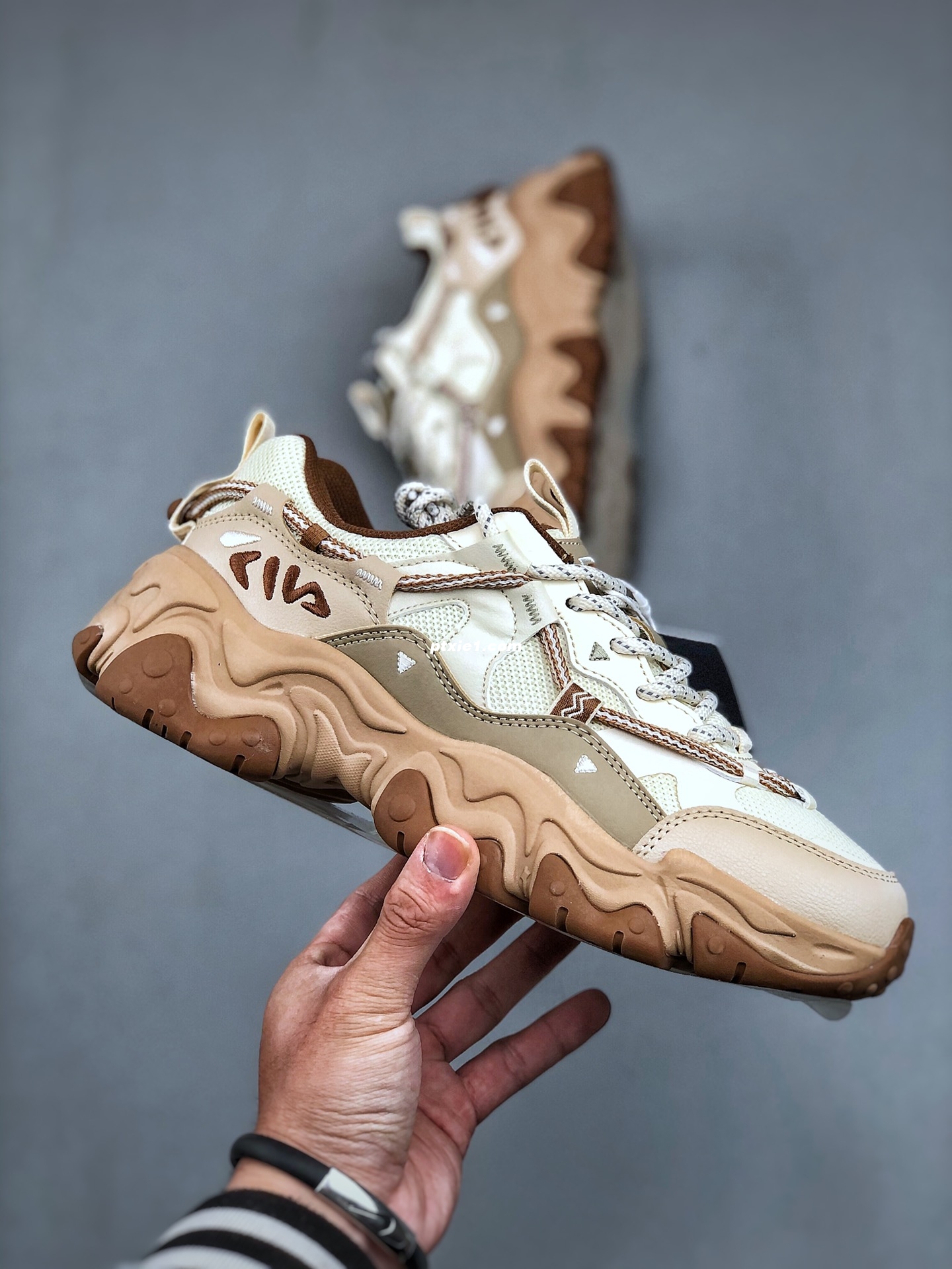 支持放店E  斐乐Fila Core Fashion Fluid 5 猫爪5.0系列低帮复古老爹风潮流休闲运动慢跑鞋“米白浅棕”F12W442115FAS尺码：35.5-40