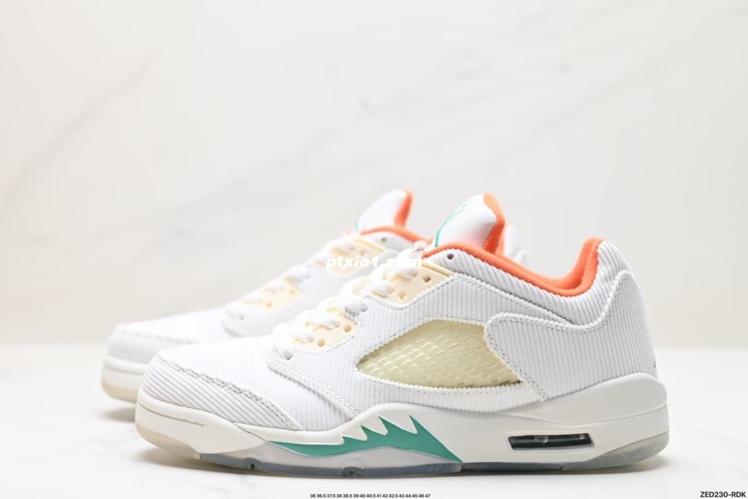 公司级✅Nike Jordan Air Jordan 5 Retro Low CNY 皮革 舒适百搭 防滑 耐磨 低帮 复古篮球鞋 中底侧面带有战斗机的鲨鱼牙齿纹路 使得鞋款看上去极富攻击性和识别度 完美契合乔丹霸气迅猛的球风 同时极具装饰的中底效果也对往后的球鞋设计 产生深远影响 货号:819951 003 尺码:36 36.5 37.5 38 38.5 39 40 40.5 41 42 42.5 43 44 45 46 47 ID:ZED230-RDK