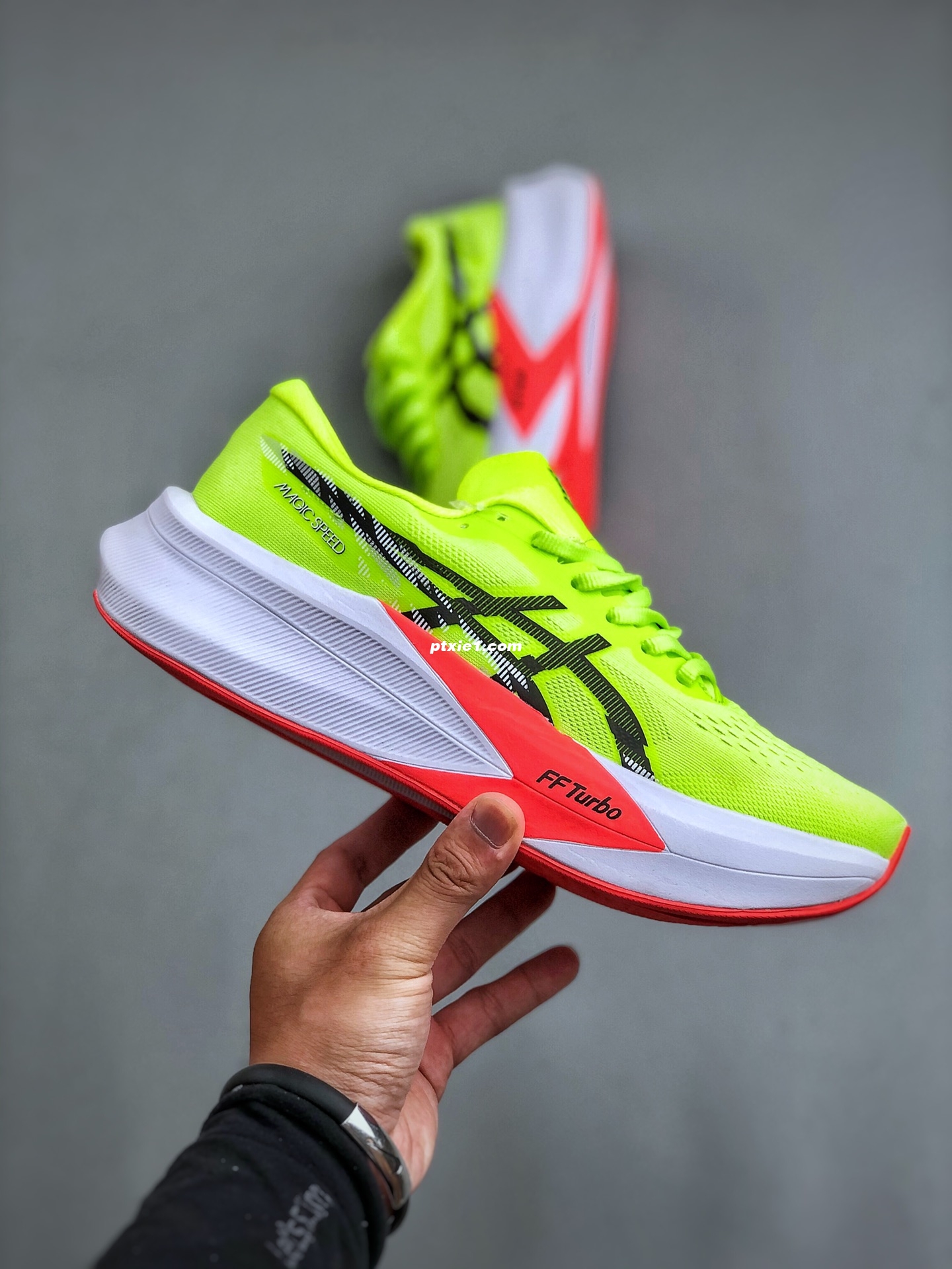 Asics MAGIC SPEED 4 荧光黄 ASICS (亚瑟士）是日本实业家鬼家喜八郎创立的跑鞋运动品牌，名字想法源自著名的拉丁谚语“AnimaSana In Corpore Sano”意为“健全的精神寓于强健的体魄”。正如其名字的含义，ASICS亚瑟士一直坚信保持身体的健康与活力是打造健康快乐的生活方式的最佳途径。亚瑟士的跑鞋、篮球鞋等系列集专业与美貌于一身，拥有极高的热度货号：1011B875-750 尺码：36-45