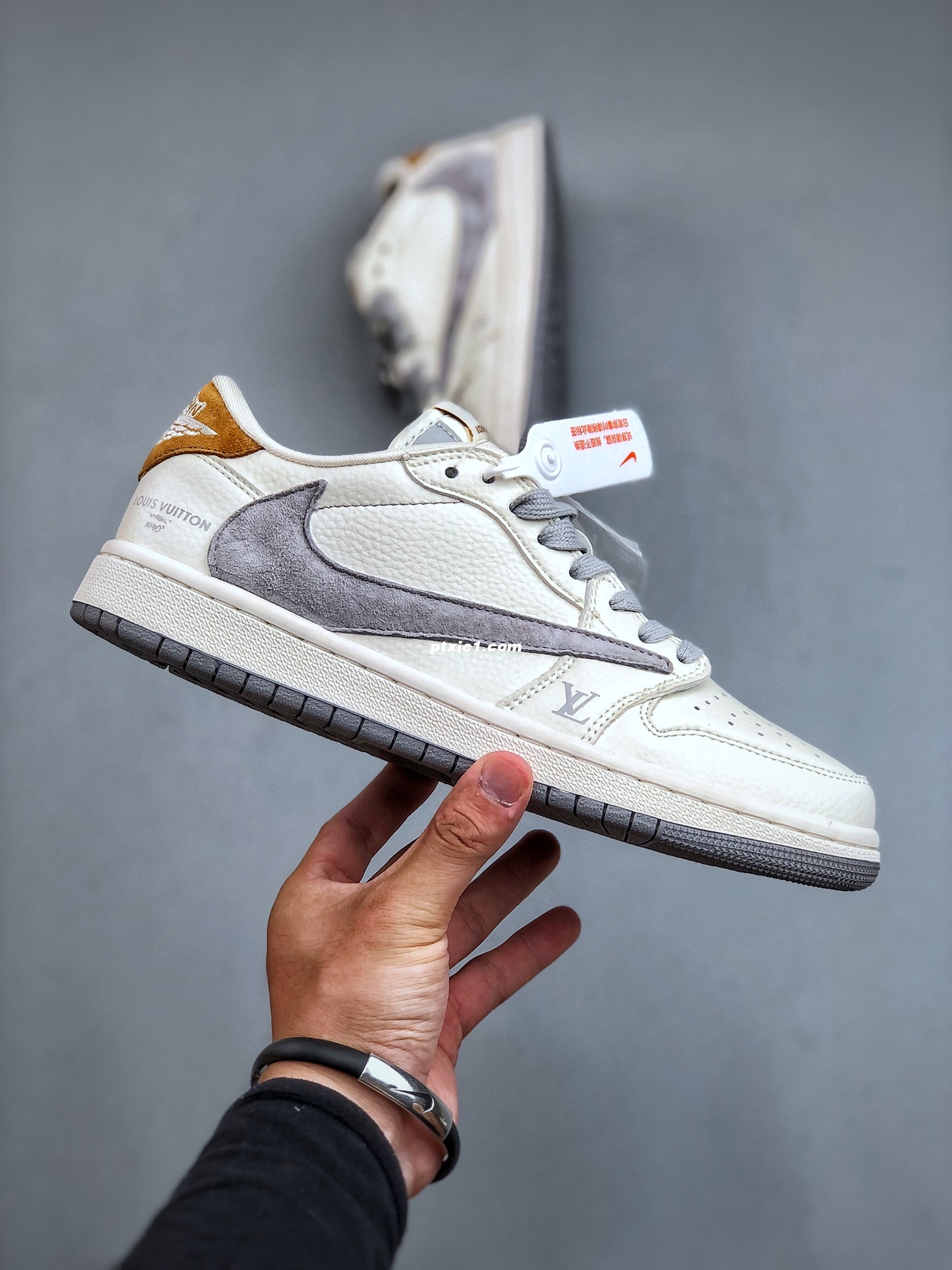 Travis Scott x Fragment Design x Jordan Air Jordan 1 Low OG SP AJ1 乔1 LV米白火星灰 低帮文化休闲板鞋 LX1988-800 #多方联名合作融合了Travis Scott 独特的音乐风格，藤原浩个性的设计风格以及Jordan品牌的经典元素 使其成为一双具有独特身份和价值的鞋子 清新而立体的外观加上联名标识更突出了其独特身份 这种配色方案显示出活力和时尚感 在视觉上引人注目 鞋身的质感和细腻的细节处理使其显得高端而格调十足 这款“倒钩”联