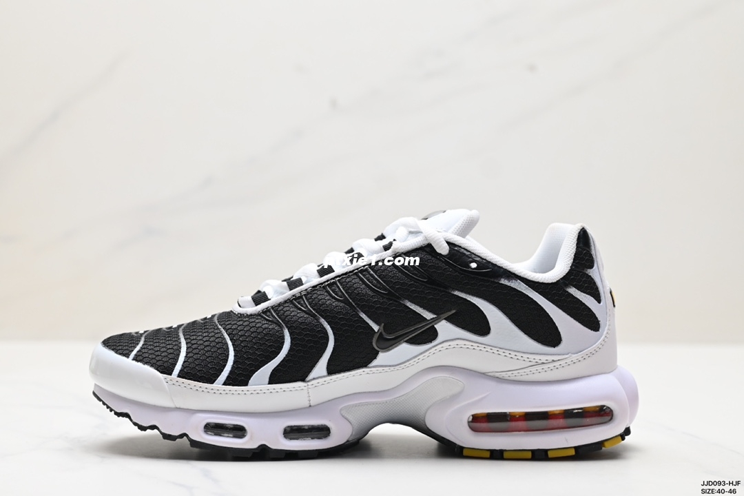真标✅耐克 Nike Air Max Plus是Nike旗下另类鞋款的代表，TN 它诞生于1996年，是第一款使用TunedAir气垫的跑鞋，其特点就在于实现各气室间气压的自动调节。如今，这双经典跑鞋换上新衣再度归来，全新的鞋面材质搭配TPU波浪纹理与内靴设计，打造如袜子般的贴合支撑体验，带来更加舒适的支撑于包裹感受。动态网状鞋带系统，出色锁定双足。中底部位准确搭载TunedAir和MaxAir气垫，带来劲爽的缓震回弹体验。  货号:CT1094-102