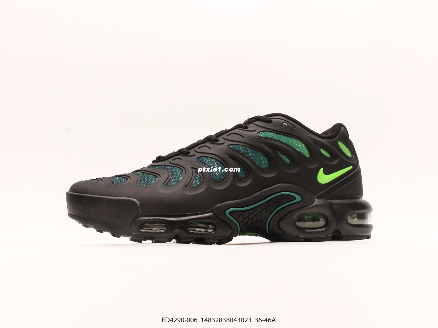 耐克NIKE AIR MAXPLUS DRIFT休闲气垫缓震跑步运动鞋 造型超讨喜！鞋面以帆布和织物材质包裹，保证了轻薄透气，更适合夏季穿着。鞋侧「鱼骨」形状的 TPU 搭配巨型 Swoosh Logo 环绕鞋面，带来极强的视觉冲击力。 尺码36 37 38 39 40 41 42 43 44 45 46  货号FD4290-006  #14832838043023