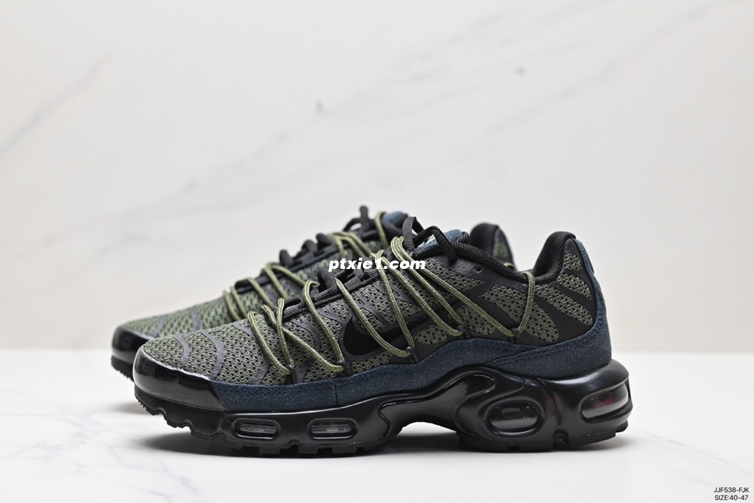耐克 Nike Air Max Plus是Nike旗下另类鞋款的代表，TN 它诞生于1996年，是第一款使用TunedAir气垫的跑鞋，其特点就在于实现各气室间气压的自动调节。如今，这双经典跑鞋换上新衣再度归来，全新的鞋面材质搭配TPU波浪纹理与内靴设计，打造如袜子般的贴合支撑体验，带来更加舒适的支撑于包裹感受。动态网状鞋带系统，出色锁定双足。中底部位准确搭载TunedAir和MaxAir气垫，带来劲爽的缓震回弹体验。  货号：FJ4232-100 Size：40-47