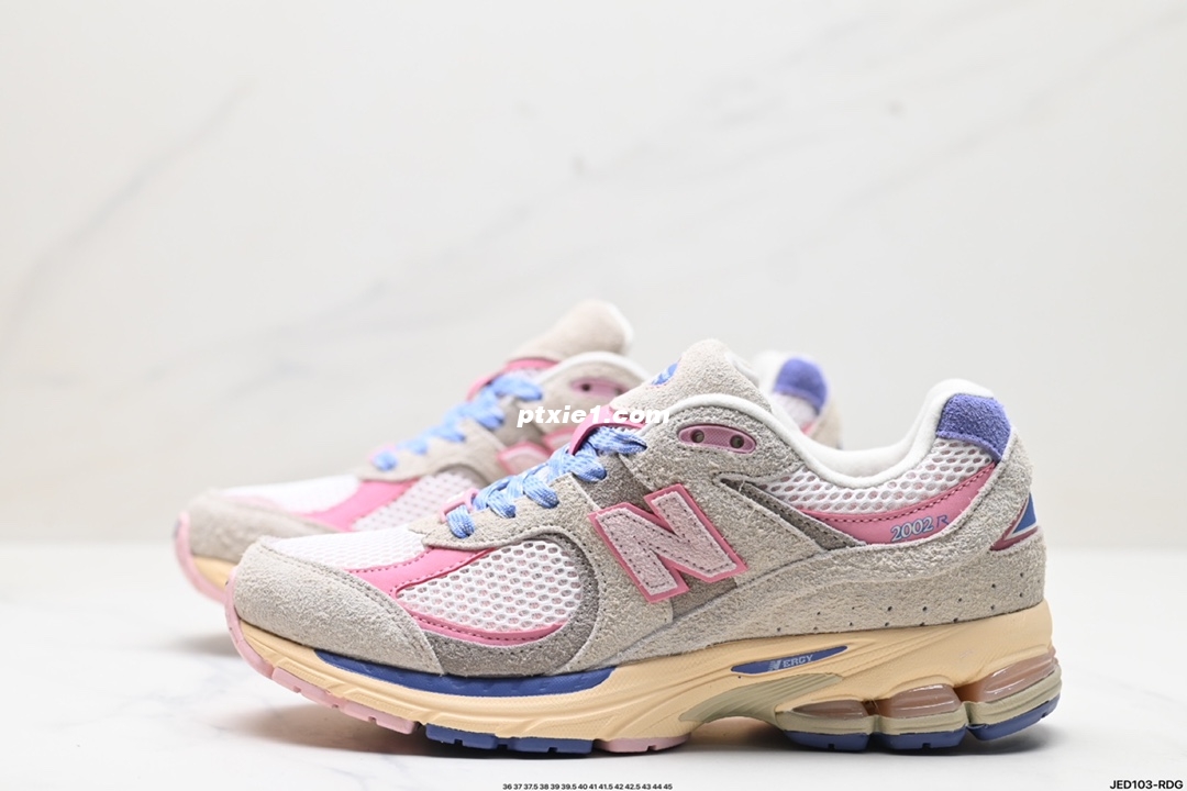 公司级✅New Balance 2002R 复古单品 热门复古鞋型New Balance 2002R，近日又曝出一款全新配色并释出官图。整双鞋采用棕色和米色主打，非常适合秋季。鞋身由网眼、绒面革和皮革材料拼接制成，层次感相当丰富。侧身毛边刺绣“N”字Logo，提升鞋款精致度。最后以白色中底和黑色橡胶外底收尾，完善整体设计 货号:ML2002RQ 尺码:36 37 37.5 38 38.5 39.5 40 40.5 41.5 42 42.5 43 44 45 ID:JED103-RDG