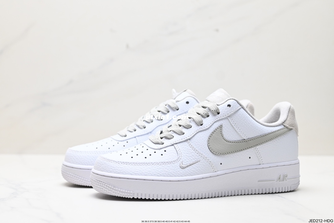 公司级✅耐克Nike Air Force 1 Low  空军一号低帮百搭休闲运动板鞋。柔软、弹性十足的缓震性能和出色的中底设计，横跨复古与现代的外型结合，造就出风靡全球三十多年的Force 1。