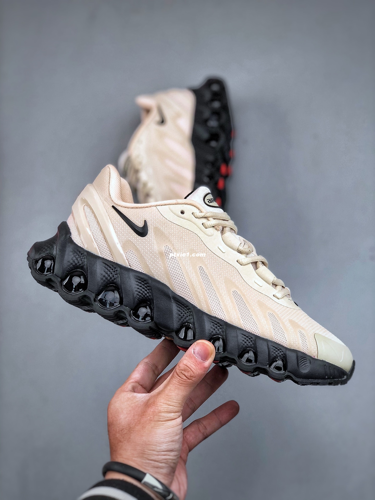 200支持放店K Nike Air Max DN8 全掌科技气垫 缓震运动跑鞋 DN8的核心亮点在于其八腔气垫结构 根据不同部位设定的气压值专为行走设计提供卓越的舒适感 鞋面的设计让人联想到上世纪90年代末至2000年代初的多款AirMax 中底上系列圆形孔洞引发了热议 不少人将其与竞争品牌的缓震技术进行比较 官方货号:HF5509 101 尺码: 36 36.5 37 38 38.5 39 40 40.5 41.5 42 42.5 43 44 44.5 45