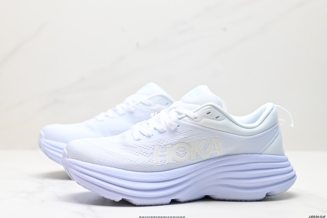 真标✅小红书推荐HOKA W BONDI 8全新配色 这个品牌来自于新西兰的毛利语，HOKA表示大地，ONE ONE表示飞越，连起来就是飞越地平线，ONE ONE不是读作“万万”，正确读法是“欧尼欧尼”。 HOKA在超厚中底方面的积累，让它跑在了其他厂商的前面，推出的跑鞋以缓震和轻量的优势，得到,众多跑者的青睐  货号:1127952 尺码:36 36.5 37.5 38 38.5 39 40 40.5 41 42 42.5 43 44 45 ID:JJD534-DJF