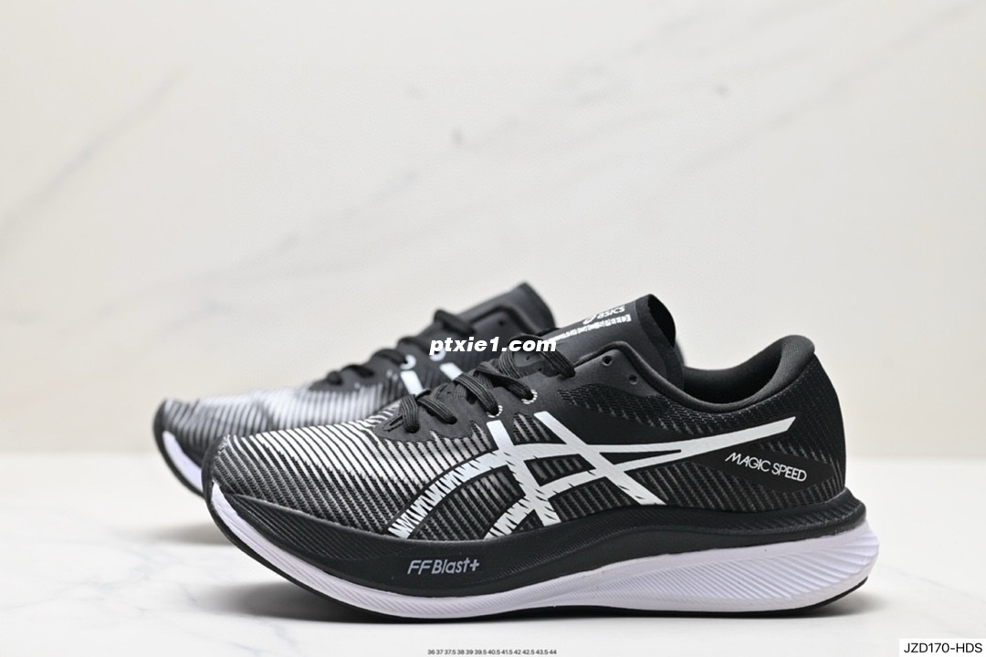 公司级✅Asics 亚瑟士MAGIC SPEED 3稳定跑鞋鞋面采用双层提花网面设计，提高包裹性和透气性，后跟搭载稳定系统科技T-GEL提升整体支撑力和结构感，减少对身体带来的冲击负荷，创新中底至轻回弹 货号:1011B703-001 尺码:36 37 37.5 38 39 39.5 40.5 41.5 42 42.5 43.5 44