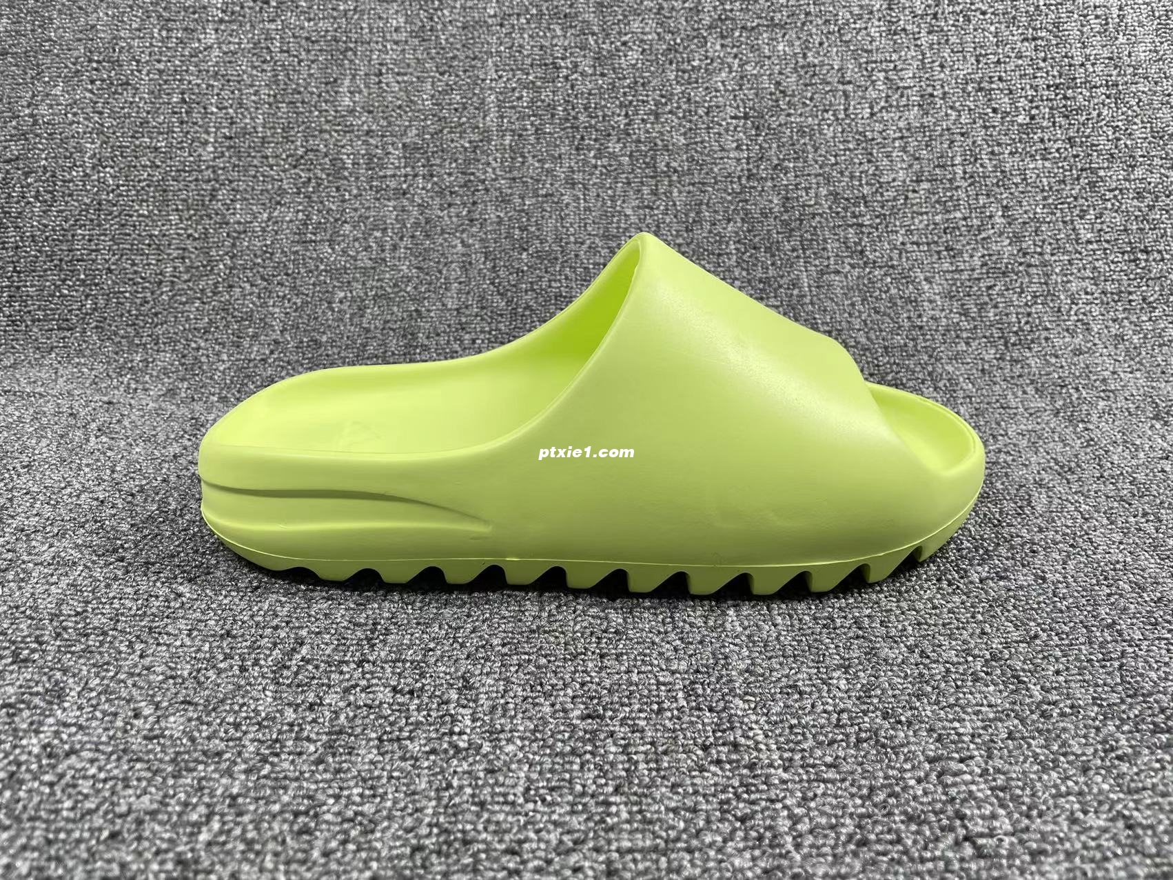 椰子拖鞋荧光绿adidas originals Yeezy Slide "Glwgrn" 荧光绿 货号： GX6138 椰子拖鞋 男女鞋 36-51码