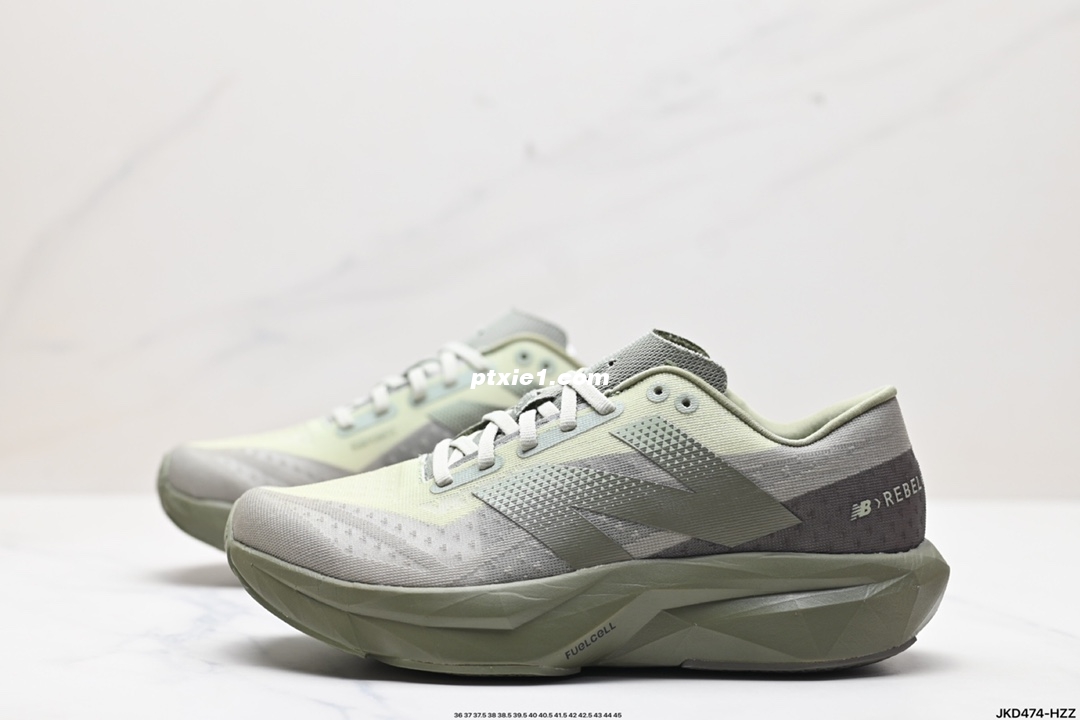 公司级✅New Balance FuelCell SuperComp Elite v4 运动舒适耐磨 低帮休闲跑步鞋 男款 新款的ELITE V4，在鞋面和鞋底都做了升级。鞋面采用了工程网眼，增加了透气性并且鞋面支撑也比上一代有了提升。 中底脚感软弹兼备，内里搭配带加强筋的碳板 鞋中底厚度大概5厘米左右，增高效果是非常明显的，中底方面有一块全掌，让你跑步的时候推进力更强。 外观大大的NB Logo霸气又好看，立体感的中底有着强大的压迫感 货号:MFCXLB4 尺码:36 37 37.5 38 38.5 3