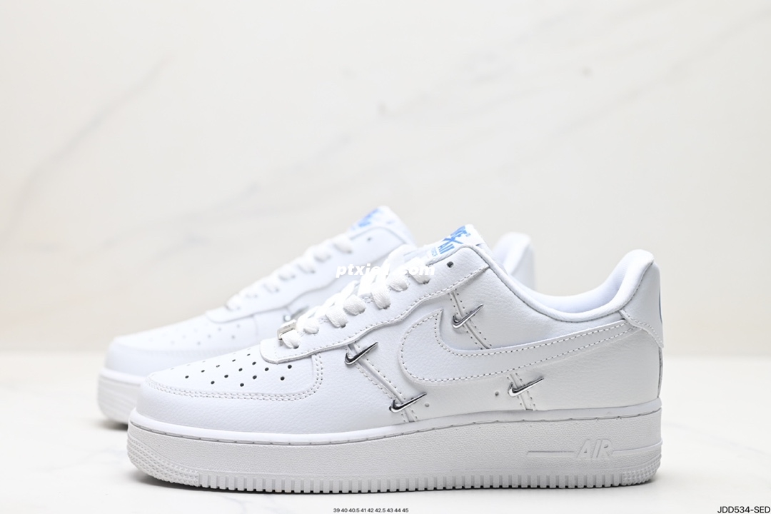 真标✅耐克Nike AIR FORCE 1‘07 空军一号低帮百搭休闲运动板鞋。柔软、弹性十足的缓震性能和出色的中底设计，横跨复古与现代的外型结合，造就出风靡全球三十多年的Force 1。 货号:CT1990-100 尺码:l39 40 40.5 41 42 42.5 43 44 45 ID:JDD534-SED