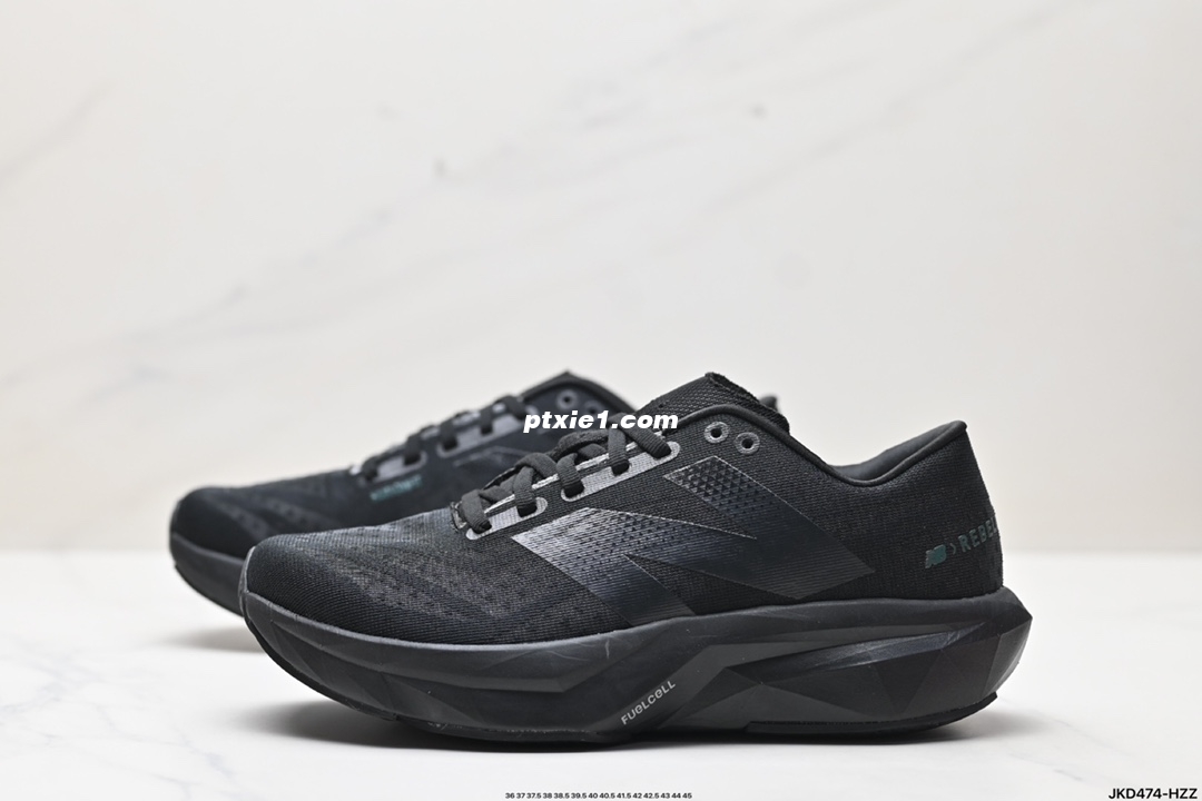 公司级✅New Balance FuelCell SuperComp Elite v4 运动舒适耐磨 低帮休闲跑步鞋 男款 新款的ELITE V4，在鞋面和鞋底都做了升级。鞋面采用了工程网眼，增加了透气性并且鞋面支撑也比上一代有了提升。 中底脚感软弹兼备，内里搭配带加强筋的碳板 鞋中底厚度大概5厘米左右，增高效果是非常明显的，中底方面有一块全掌，让你跑步的时候推进力更强。 外观大大的NB Logo霸气又好看，立体感的中底有着强大的压迫感 货号:MFCXLB4 尺码:36 37 37.5 38 38.5 3