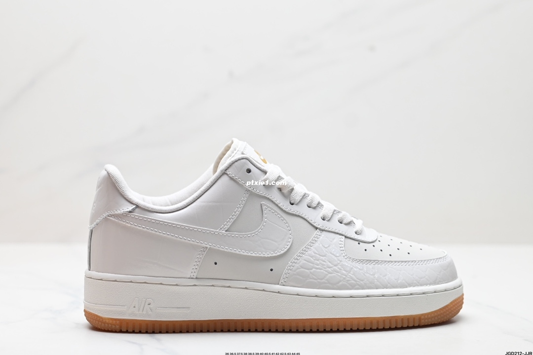 耐克Nike AIR FORCE 1’07空军一号低帮百搭休闲运动板鞋。柔软、弹性十足的缓震性能和出色的中底设计，横跨复古与现代的外型结合，造就出风靡全球三十多年的Force 1。 货号:lF1686-161