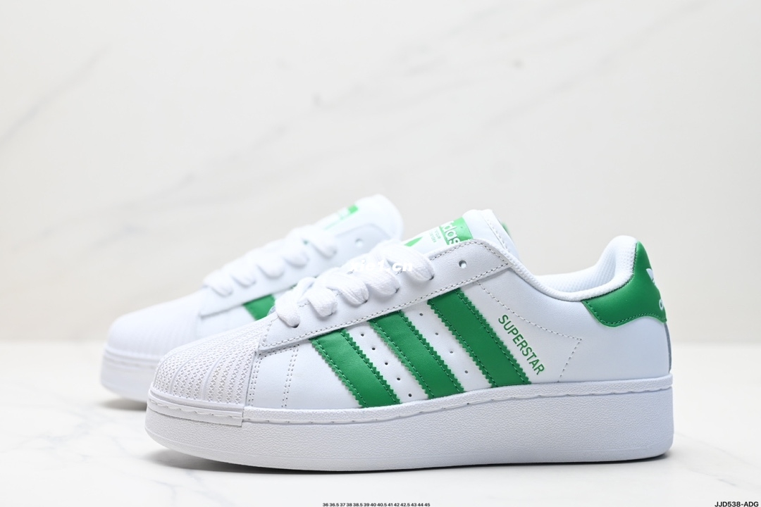 真标✅Adidas Originals Superstar XLG 贝壳头系列低帮厚底松糕经典百搭休闲运动板鞋 以现代时尚元素焕新演绎的经典运动鞋!当你试图定义adidas Superstar系列，总有大胆设计突破你的想象。这款鞋以70年代经典运动鞋为蓝本，新鲜注入现代时尚元素。加大比例设计，配锯齿状三条纹，个性型格，就是要秀。选用皮革鞋面，不失复古本色，同时以新潮造型重塑经典。含贝壳形鞋头，助你自信迈步。 货号:ID4655 尺码:36 36.5 37 38 38.5 39 40 40.5 41 42 