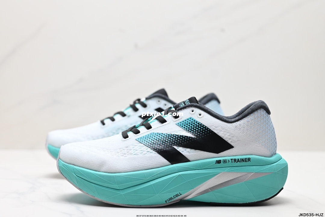 公司级✅New Balance FuelCell SuperComp Elite v4 运动舒适耐磨 低帮休闲跑步鞋 新款的ELITE V4，在鞋面和鞋底都做了升级。鞋面采用了工程网眼，增加了透气性并且鞋面支撑也比上一代有了提升。 中底脚感软弹兼备，内里搭配带加强筋的碳板 鞋中底厚度大概5厘米左右，增高效果是非常明显的，中底方面有一块全掌，让你跑步的时候推进力更强。 外观大大的NB Logo霸气又好看，立体感的中底有着强大的压迫感 货号:MFCXLK3 尺码:36 37 37.5 38 38.5 39.5