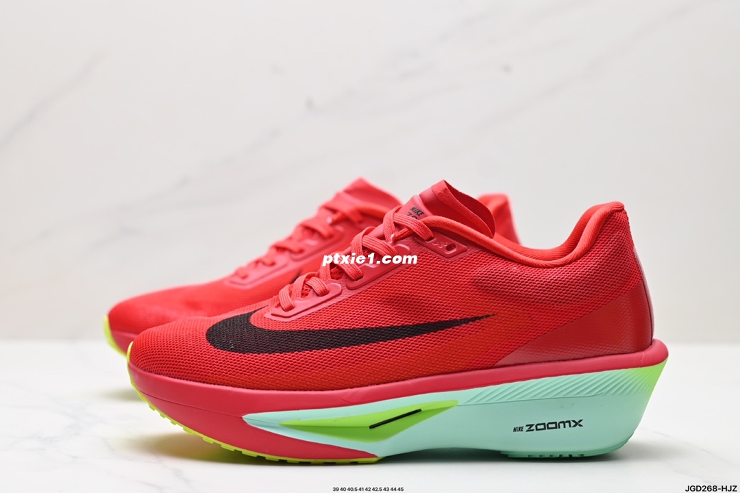 公司级✅NK ZoomX Invincible Run Flyknit FK6 轻量飞织低帮休闲运动慢跑鞋 此鞋专为短跑运动员而生 是为 5 至 10 公里距离的赛事和训练打造 整体设计采用流线型的轻质工程网眼材质构成鞋面 并与其他 Running 旗舰鞋款同样搭载全脚掌 ZoomX 缓冲中底 搭配 Pebax 物料与橡胶外底 ZoomX StreakFly 首发配色以Prototype呈现 其灵感是来自开发期间的磨损测试 透过编号的标记与内侧的预期跑步距离突出研发过程 货号:FN8454-600 尺码: