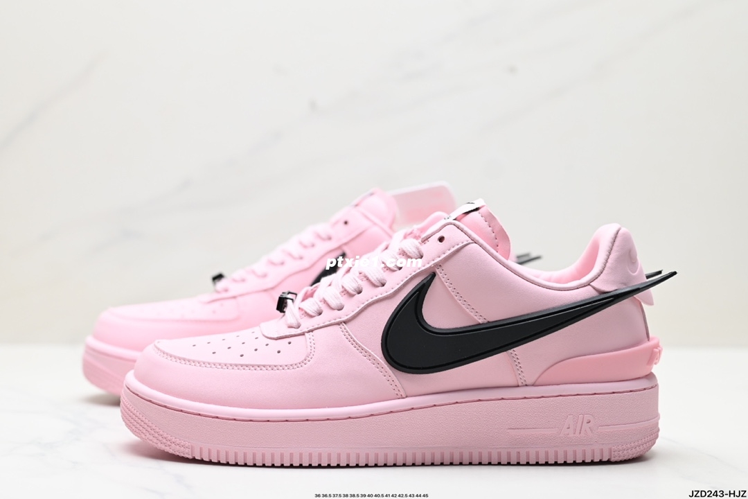 真标✅Ambush x Nk Air Force 1‘07 Low ”Phantom“ 联名款 空军一号低帮休闲板鞋  #鞋款鞋身以及内衬均采用了纯色皮革打造，标志性的超大Swoosh依旧采用了突出鞋面的造型。鞋舌标签也带有双方Logo，鞋带顶端还带有特殊的鞋带扣设计。 #后跟处搭载了与Dunk相同的TPU设计，并且带有AMBUSH字样，彰显联名身份。 货号:DV3464-109 尺码:36 36.5 37.5 38 38.5 39 40 40.5 41 42 42.5 43 44 45 ID:JZD24