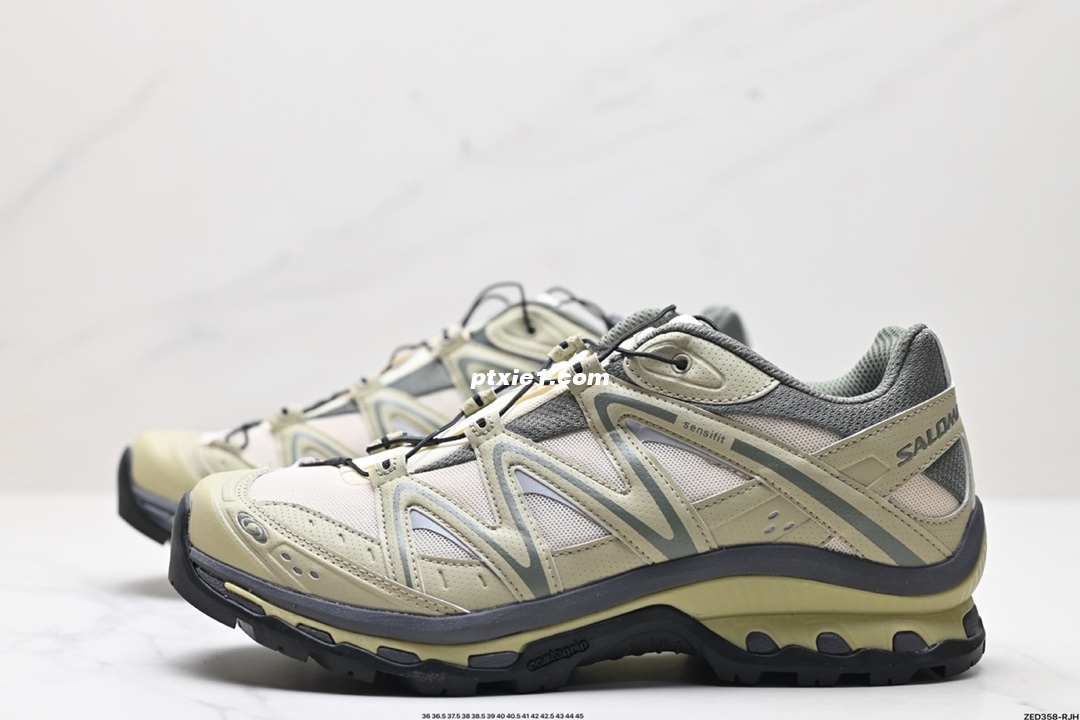 公司级✅Salomon XT-Quest ADV ” Beige “ 萨洛蒙 探索者系列户外越野跑鞋 475413-35鞋面采用SENSIFIT贴合技术 全方位贴合包裹脚型 鞋跟部鞋底牵引设计 提供强大的抓地性能 更适应野外崎岖不平的道路 其3D ADVANCED CHASSIS底盘 材料轻量大化 钉齿设计更具稳定性、防护性 鞋底易磨损区运用CONTAGRIP高耐磨材料 应对城市硬质路面长距离跑考验  尺码:36 36.5 37.5 38 38.5 39 40 40.5 41 42 42.5 43 44 