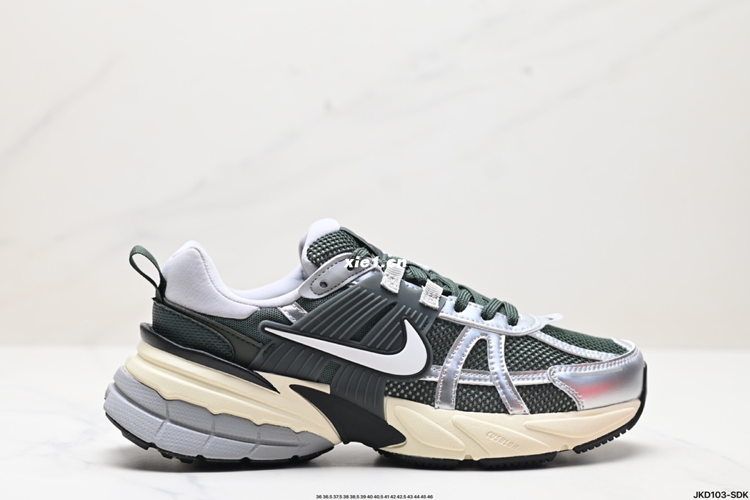 公司级✅耐克NIKE V2K RUN跑步鞋复古风潮 网面透气运动鞋 灰银紧致的鞋面材质提供良好的包裹性鞋侧 Swoosh以及鞋头部分搭配增添不少亮点的镀铬细节鞋垫上印有Bill Bowerman头像 将细节拉满中底饰有独特的做旧效果 最后搭载黑色外底凸显整双鞋的复古气质  货号:HJ4497-300 尺码:36 36.5 37.5 38 38.5 39 40 40.5 41 42 42.5 43 44 45 46