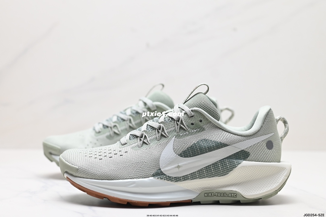 公司级✅Nike REACTX PEGASUS TRAIL 5 Next Nature 越野跑步鞋👏 登月兼顾迅疾外观和稳固脚感  后跟覆面和中足动态支撑巧妙融合  缔造稳定顺畅的迈步体验 官方货号:DV3864-304 尺码:39 40 40.5 41 42 42.5 43 44 45 46
