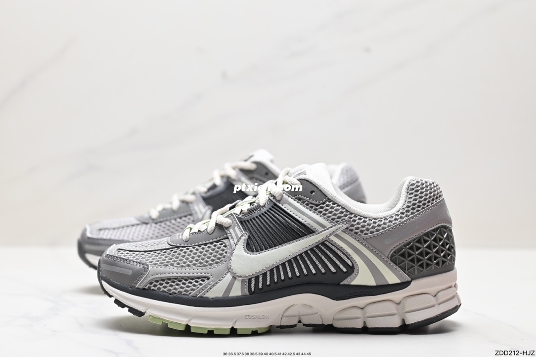 公司级✅耐克Nike Zoom Vomero 5 马拉松复古跑五代休闲运动慢跑鞋 采用环保纤维革饰片组合网眼布鞋面材质 升级正确后跟TPU加固 耐弯折热塑框架支撑鞋身 中底搭载EVA轻量缓震 货号:BV1358-001 码数:36 36.5 37.5 38 38.5 39 40 40.5 41 42 42.5 43 44 45 ID:ZDD212-HJZ