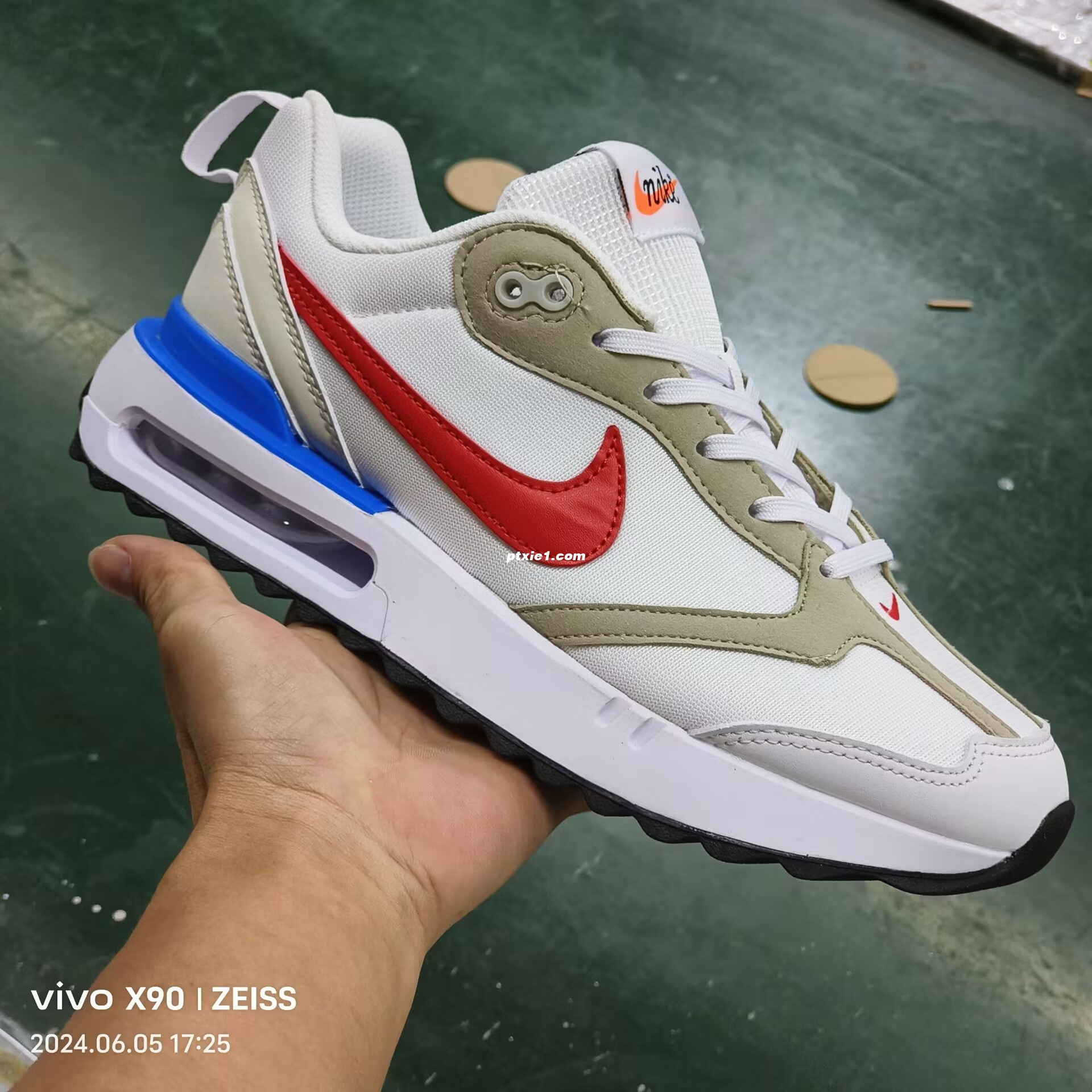 耐克NK Air Max Dawn 黎明系列低帮气垫百搭休闲运动慢跑鞋 采用柔软翻毛皮和透气梭织材料打造利落鞋面 中底和鞋跟融入现代感线条设计 兼具复古风格与时尚魅力 尽显运动风范 鞋底加入