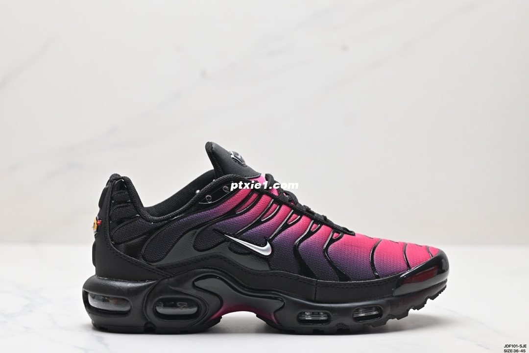 真标✅耐克 Nike Air Max Plus是Nike旗下另类鞋款的代表，TN 它诞生于1996年，是第一款使用TunedAir气垫的跑鞋，其特点就在于实现各气室间气压的自动调节。如今，这双经典跑鞋换上新衣再度归来，全新的鞋面材质搭配TPU波浪纹理与内靴设计，打造如袜子般的贴合支撑体验，带来更加舒适的支撑于包裹感受。动态网状鞋带系统，出色锁定双足。中底部位准确搭载TunedAir和MaxAir气垫，带来劲爽的缓震回弹体验。  货号:DC1936-001 Size:36-45