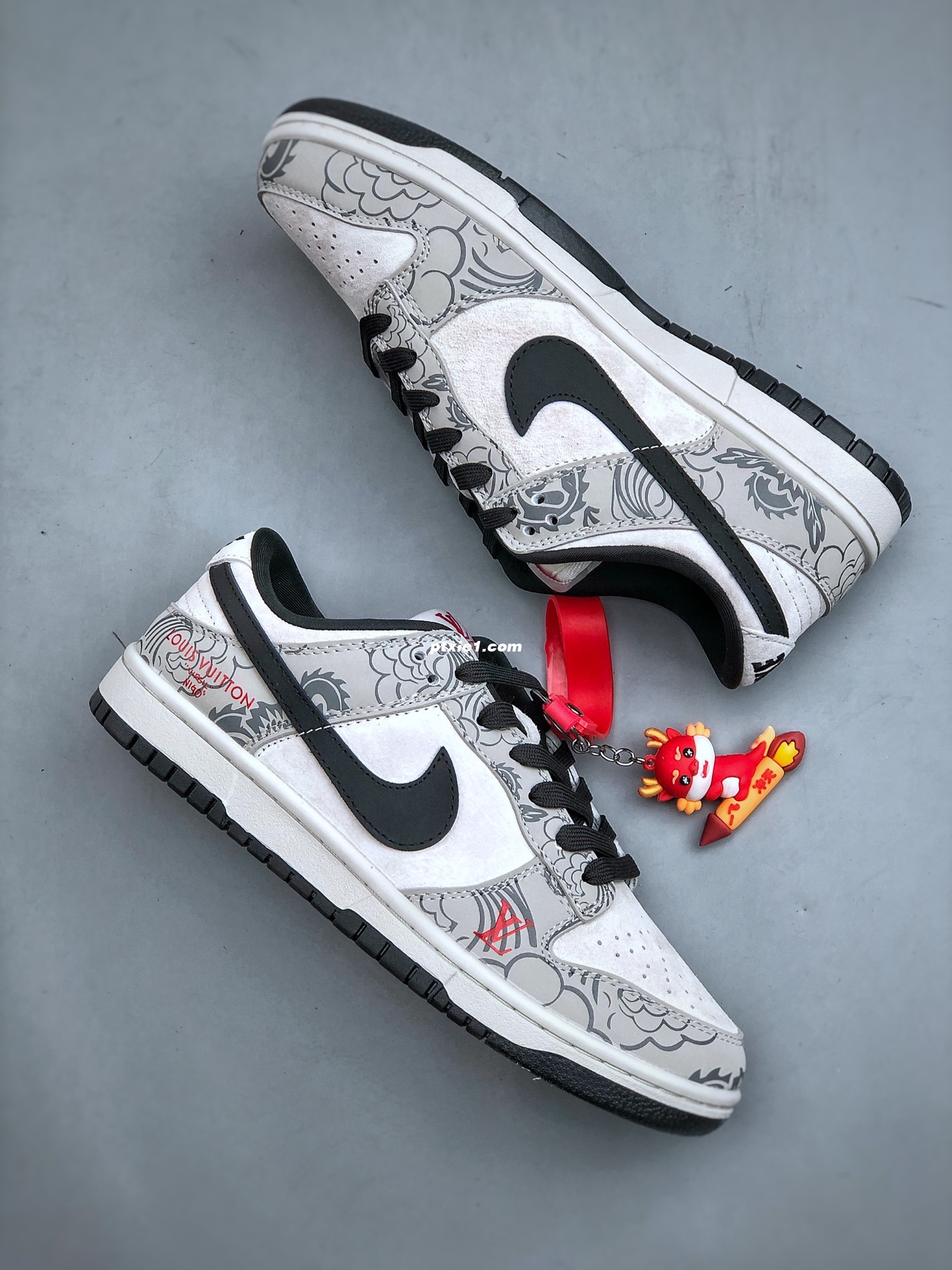 K Nk SB Dunk Low 中国年限定-灰龙 周年高端定制 低帮休闲板鞋 XP3802-330 #定制鞋盒 大厂纯原品质出货 超高清洁度 皮料切割干净无任何毛边 细节完美 整体采用多色拼接 寓意努力奋斗 实现从平凡到卓越的转变 如龙般腾飞 大展宏图（附图赠送龙年吉祥物挂件一枚） 尺码：36-45（半